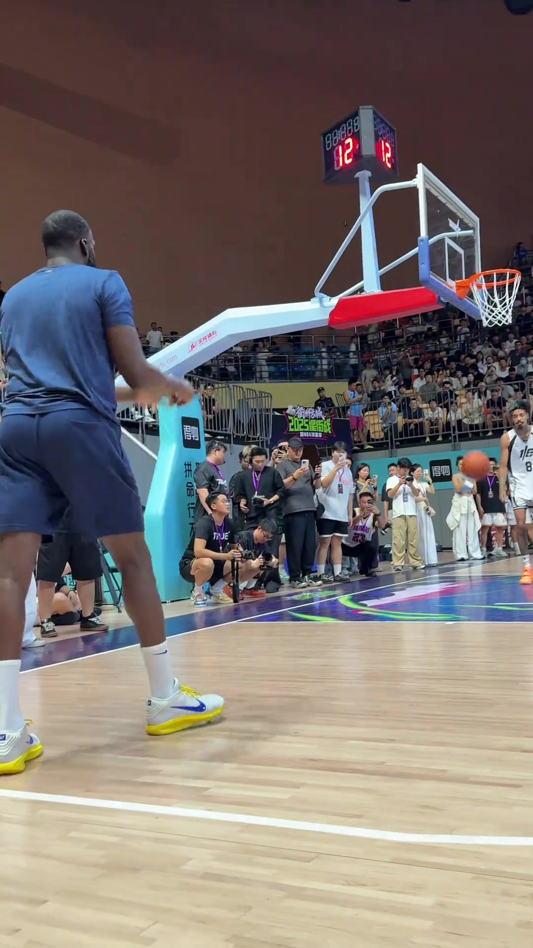 一镜到底看看追梦格林的撅腚投篮到底有多准