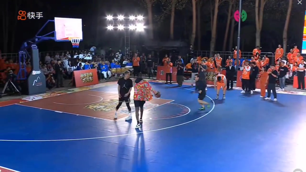 徐静雨真惨和追梦连线惨遭郭艾伦大帽还被郭艾伦从身上跳过