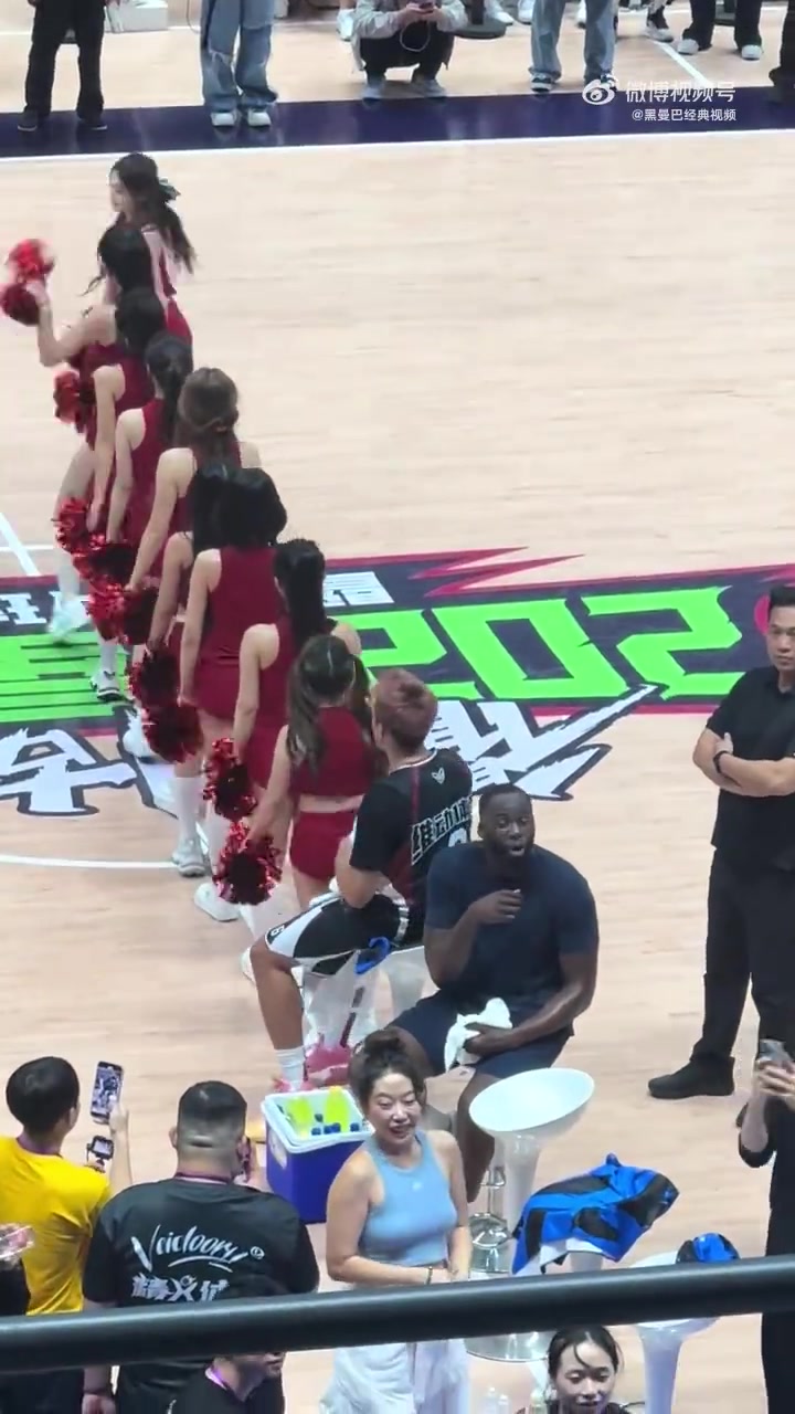 身旁有啦啦队美女热舞追梦却不为所动和身后观众battle