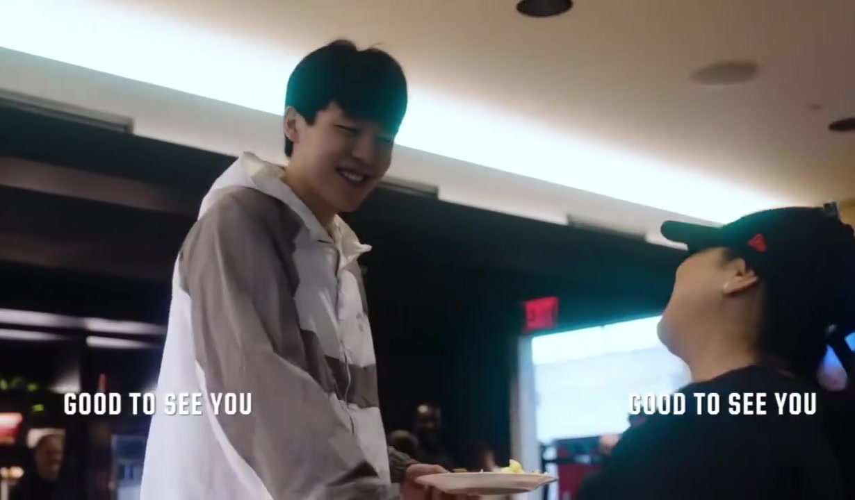 自信大方杨瀚森抵达波特兰纪录片与队友工作人员用英语交流