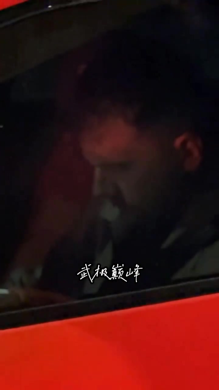 东契奇的生活也是很无聊的独自在兰博基尼里刷手机