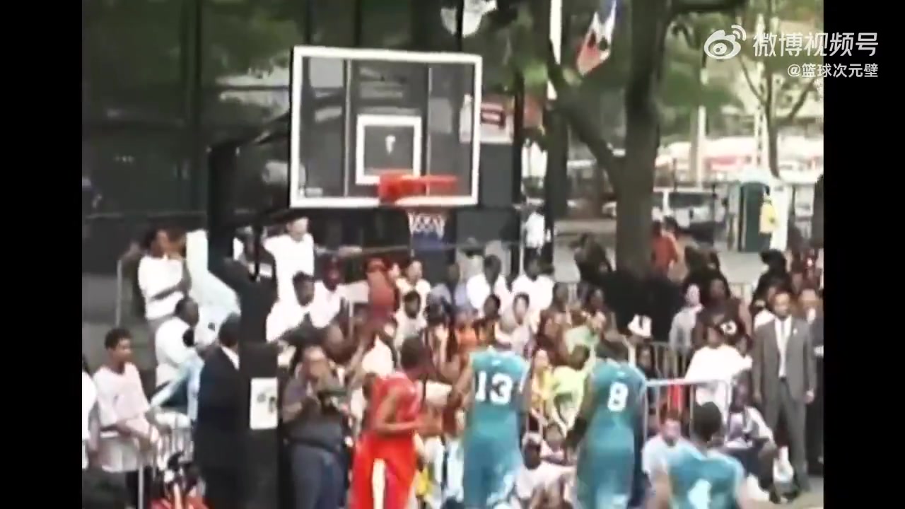 2002年心高气傲的科比独闯洛克公园轻松虐翻全场