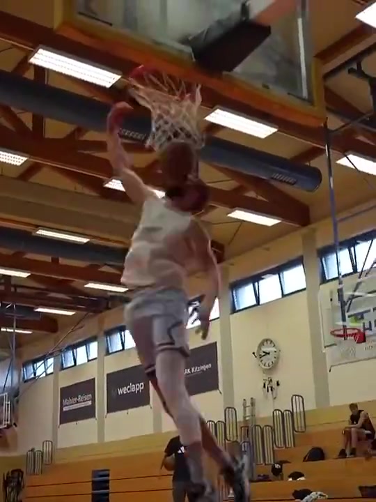 又伤了湖人前锋克莱伯休赛期训练还在秀大风车暴扣呢