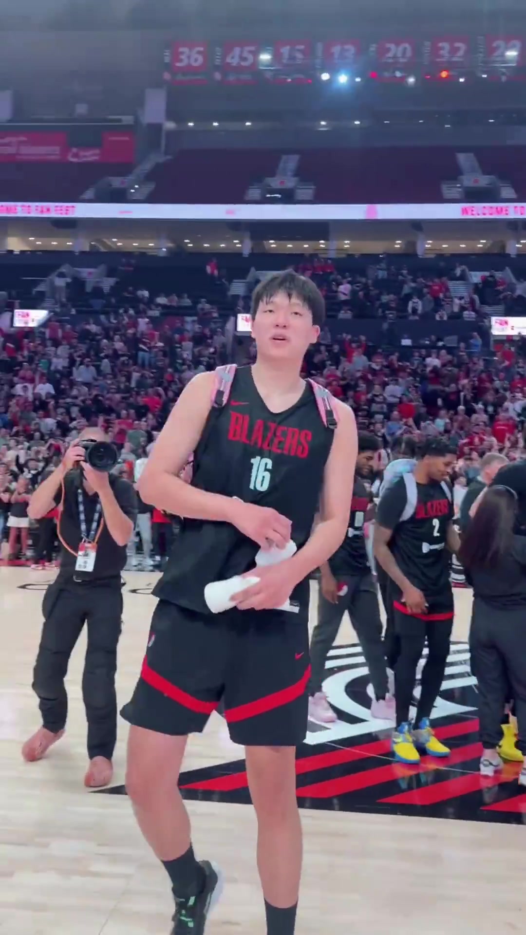 这一幕还挺可爱杨瀚森背着仙女书包把手里礼物给了两位小朋友