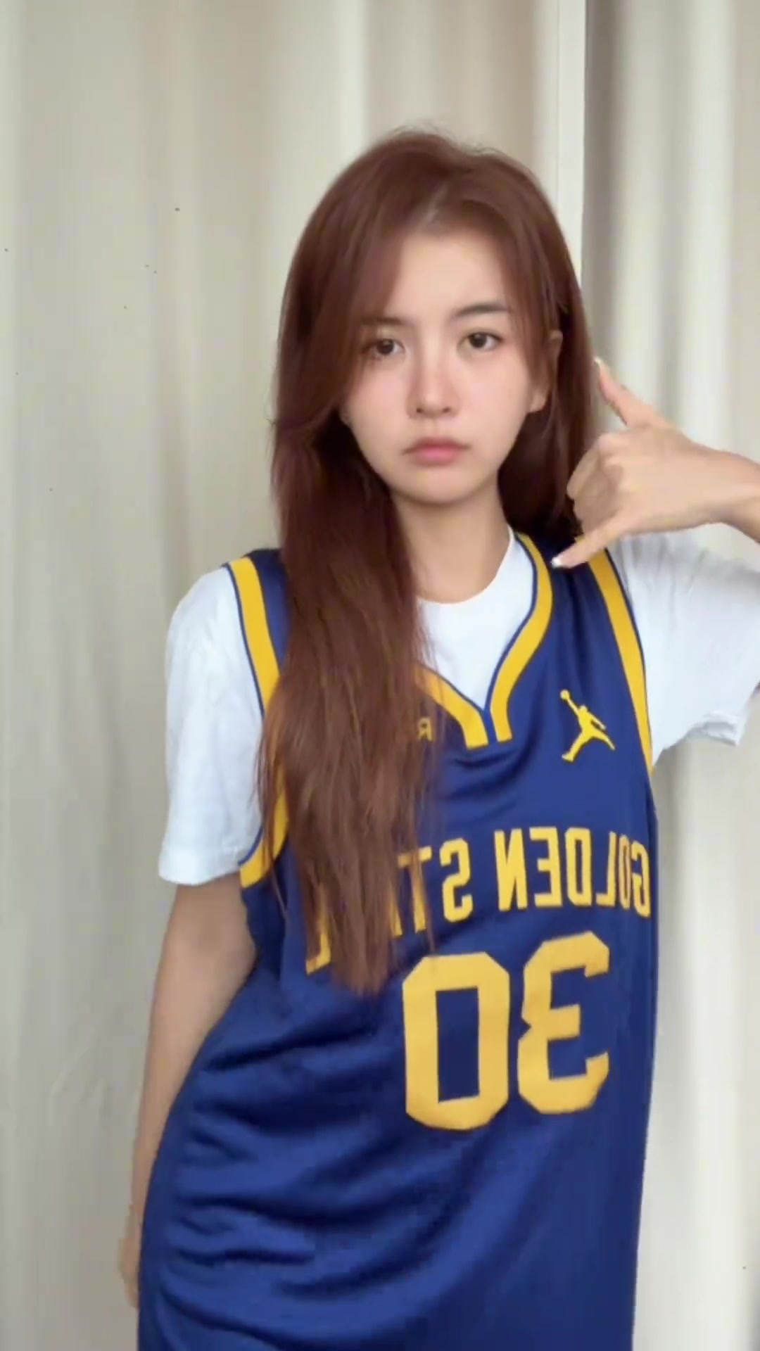 素颜的颜值也这么能打NBA女主播炼炼晒球衣变装