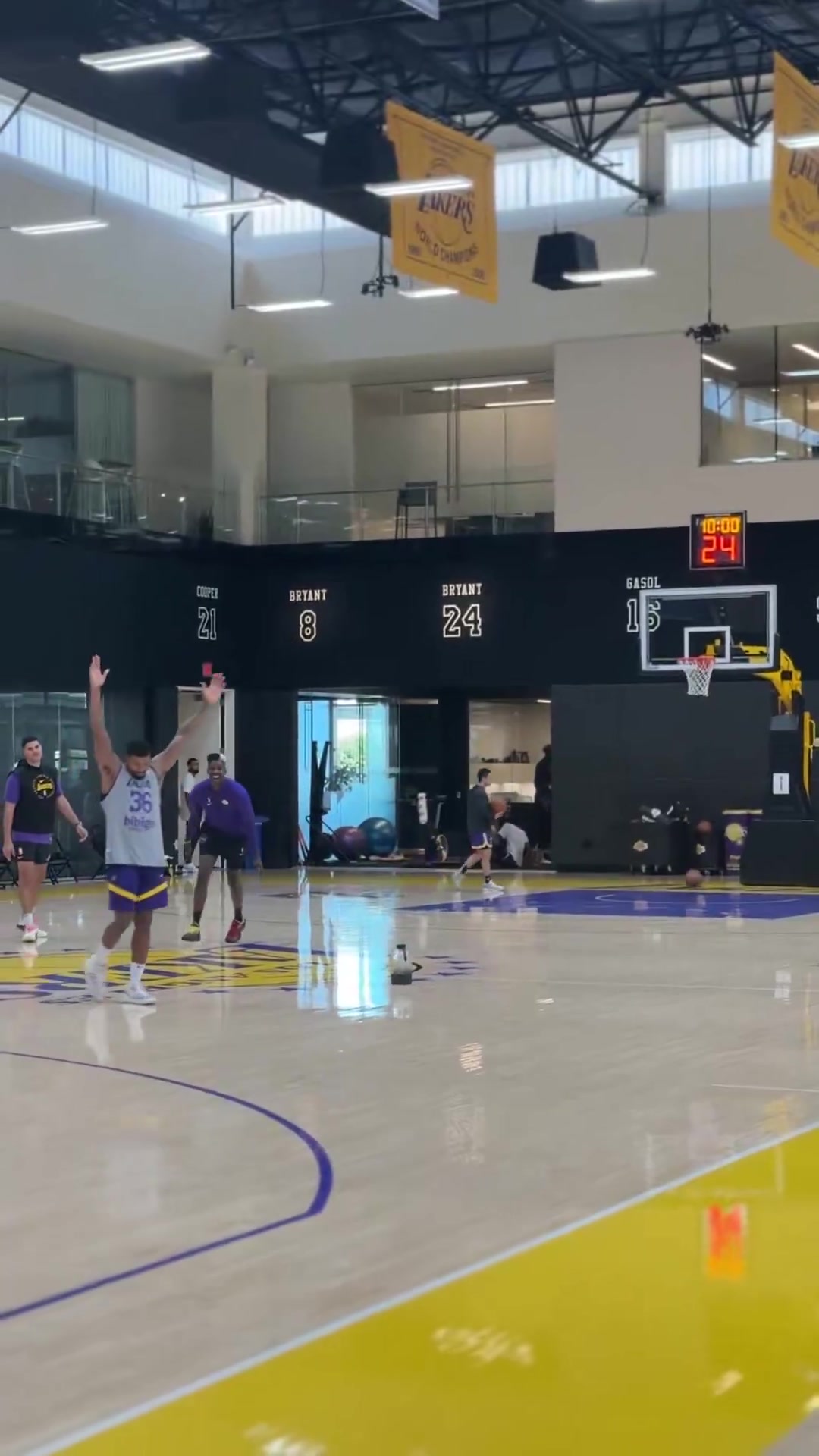 看来钢哥恢复得不错啊斯玛特躺地上扔进中圈三分