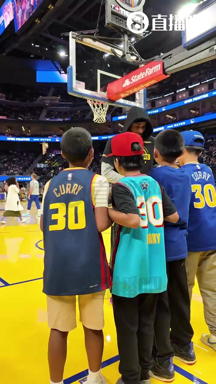 小盆友们似乎还不太兴奋小佩顿笑眯眯给4位库里小球迷签名