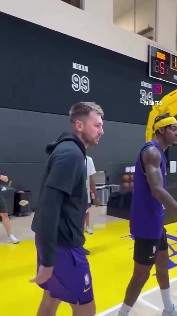 发福利了东契奇给队友每人送一双自己的新球鞋