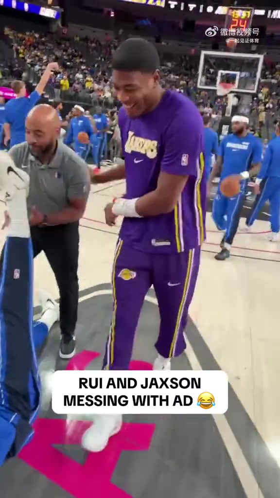 湖人前队友八村赛前整活浓眉后者在比赛中给了其一个大帽
