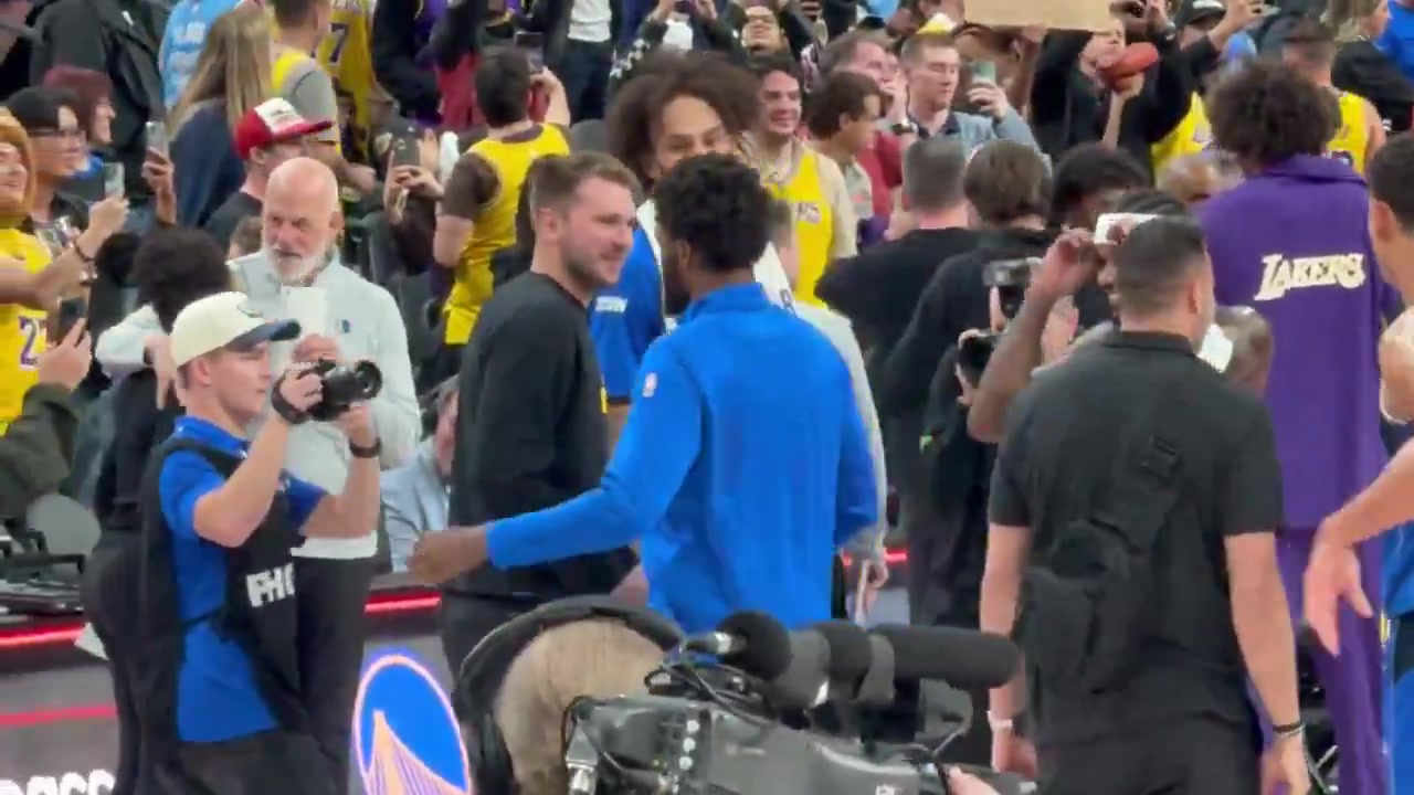 还是很爱东契奇与独行侠前队友一一拥抱谈心与浓眉有说有笑