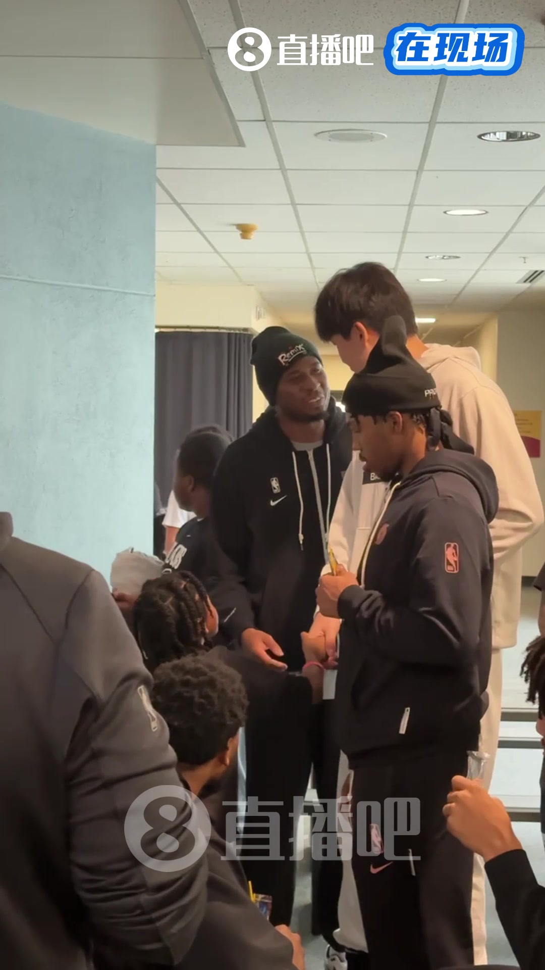 很受喜爱啊杨瀚森参与开拓者社区活动与小球迷握手互动