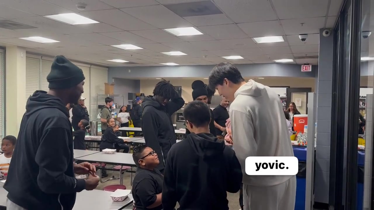 很腼腆呀杨瀚森跟随老大哥利拉德一起参加社区活动