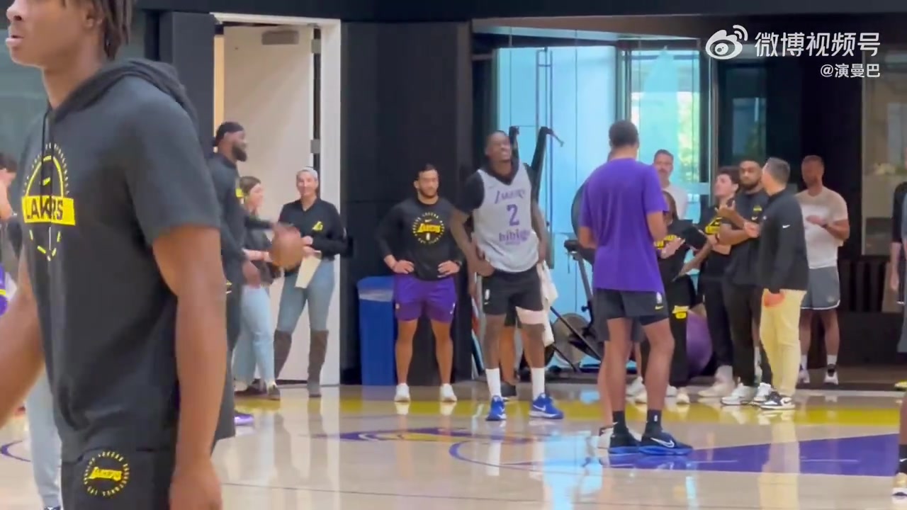 老头手痒难耐詹姆斯现身湖人队内训练场自己也开始练起来了