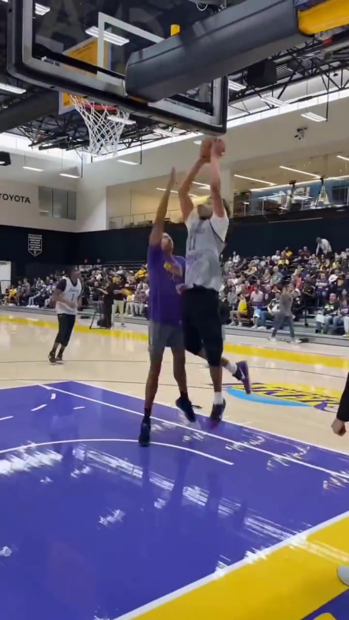 明天就开打湖人队内训练布朗尼超级拉杆东契奇丝滑左手抛投