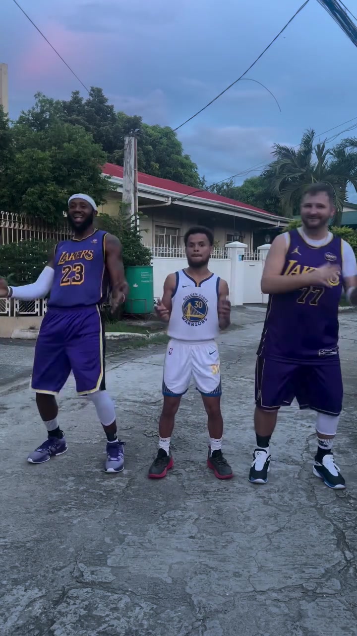 震惊库里竟然和詹姆斯与东契奇一起尬舞