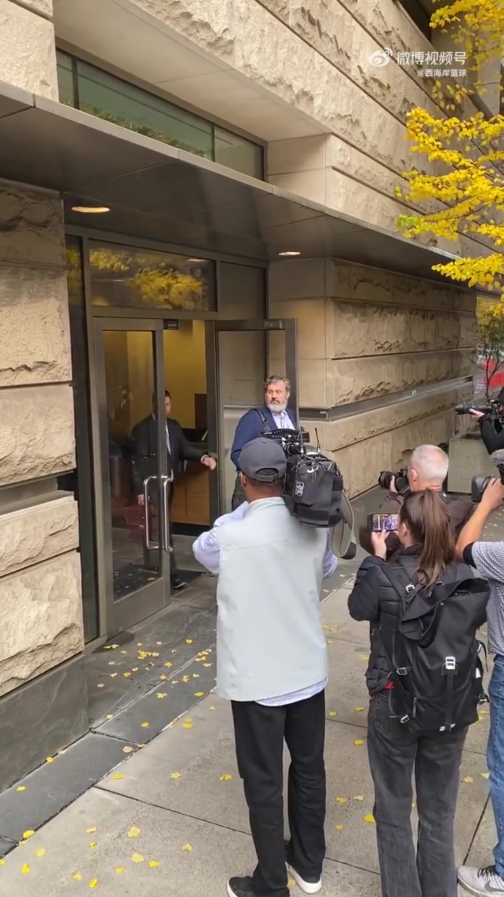 感觉人直接颓了啊比卢普斯已获保释离开波特兰当地法院