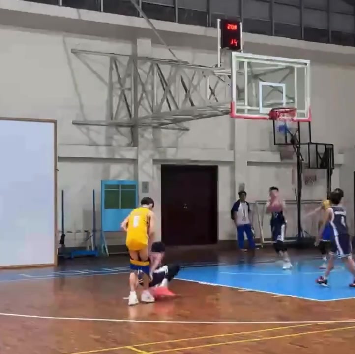 是让你篮板卡位上强度不是让你上尺度