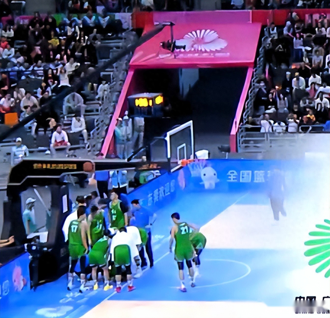 辽宁遭噩梦！赵继伟四强突发受伤，场下治疗表情痛苦，已回更衣室