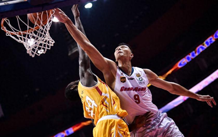 当我看完这5张照片，才彻底相信 易建联天赋是黄种人天花板