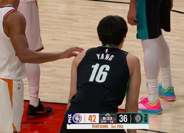 他回来了!杨瀚森时隔8场常规赛再度代表开拓者登场