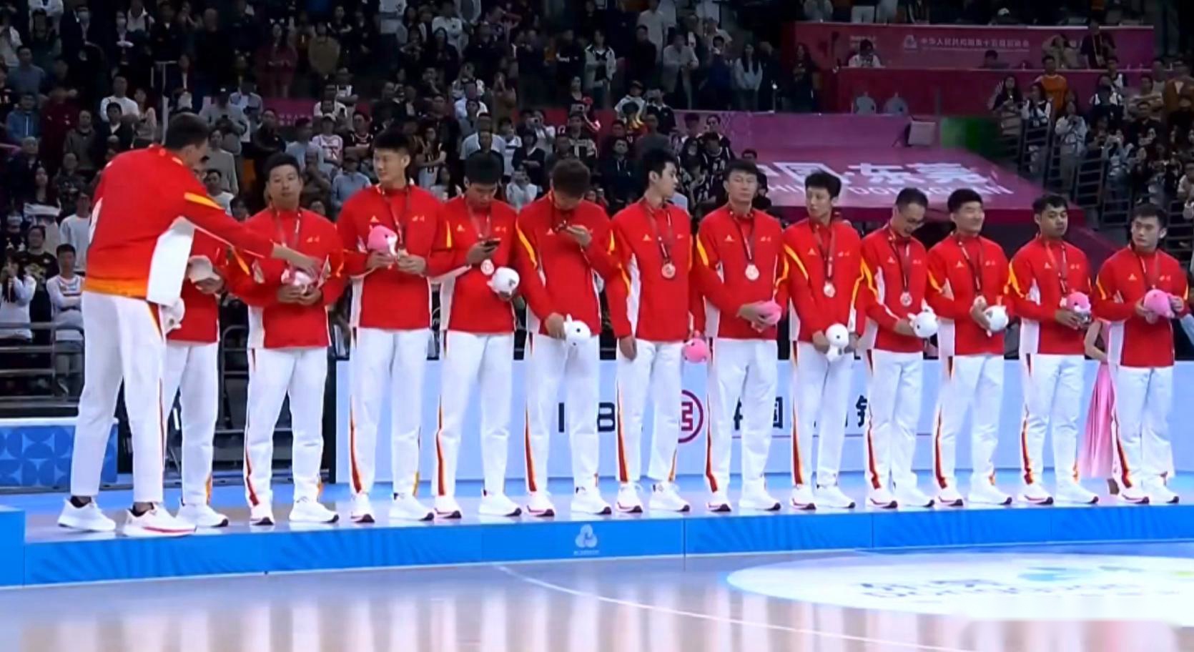 男篮颁奖！周琦队霸，吴前笑开花，赵睿咬奖牌，粤港澳三队合影！
