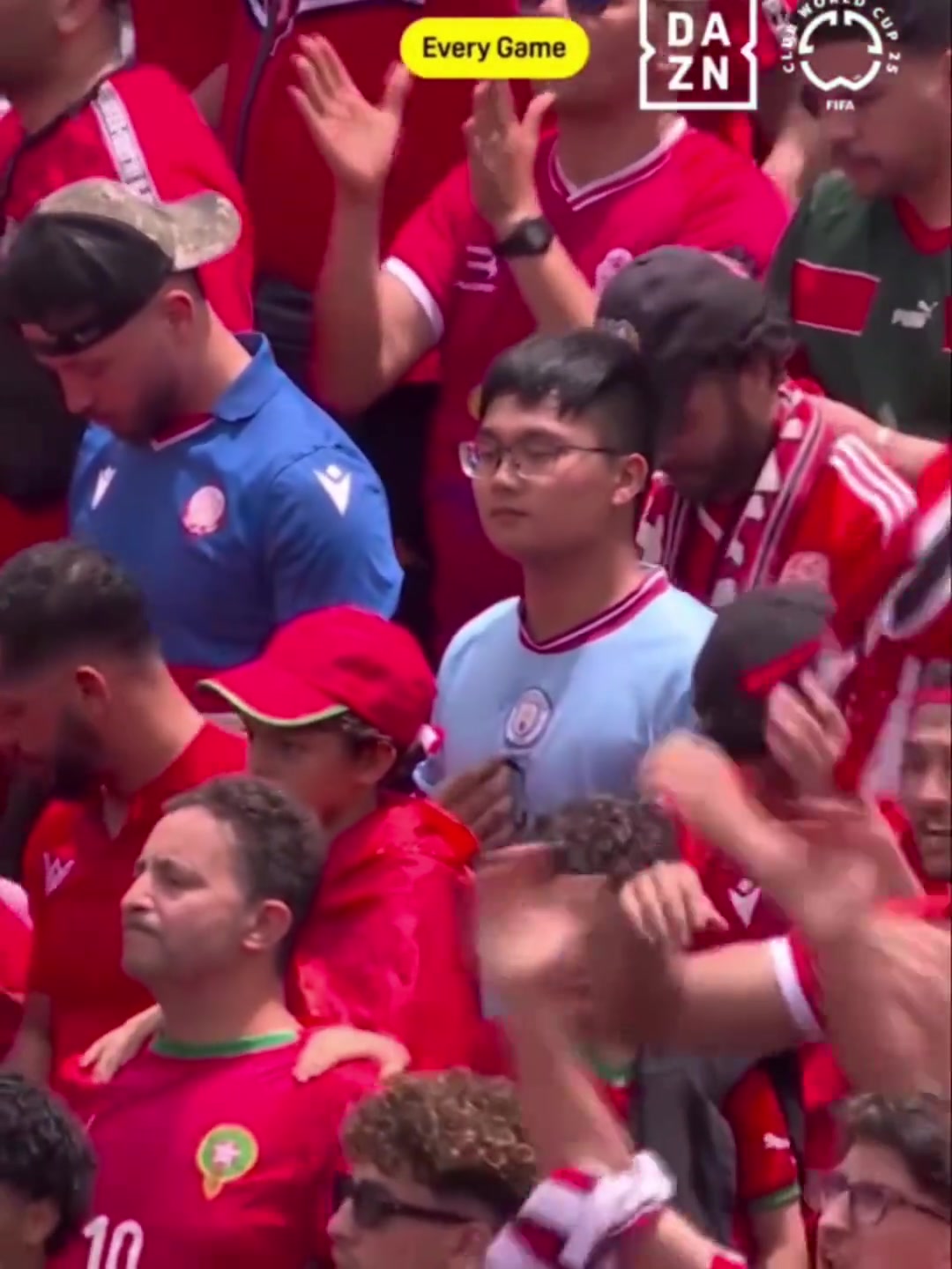 买到客队看台了曼城球迷瑟瑟发抖我是一句话也不敢说啊