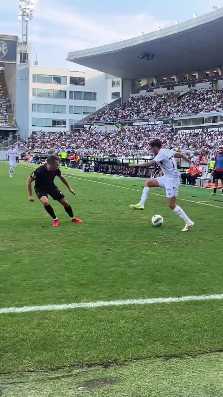 属实是被老哥的盘带操作给帅到了