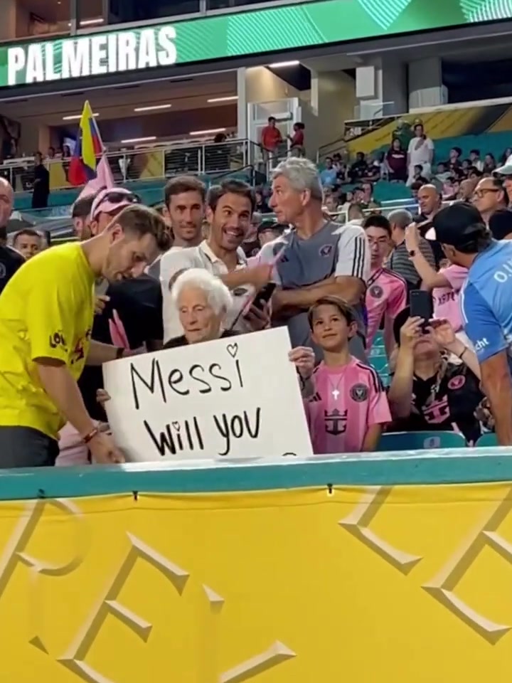 向梅西求婚赛前白发老奶奶举牌梅西你愿意嫁给我吗