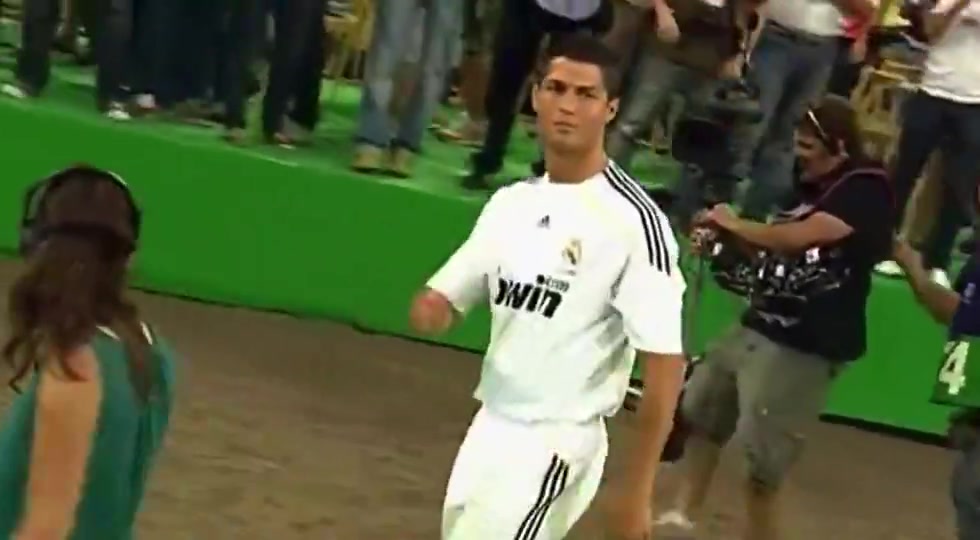 C罗别说话让我吻你女记者这边也要亲