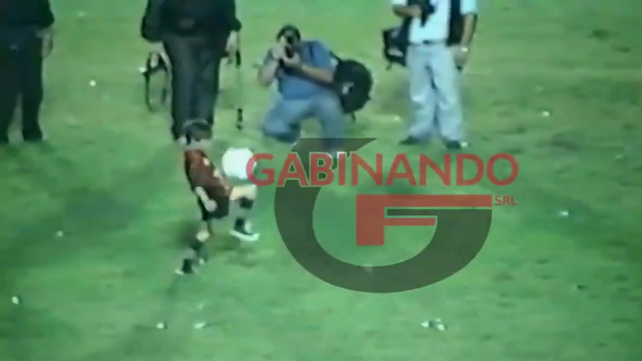 球迷公布一段未曾公开的影像9岁梅西颠球观众高呼马拉多