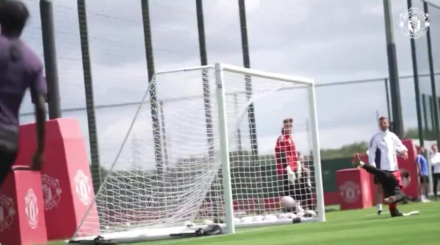 潇洒一击齐尔克泽训练赛上演脚后跟破门