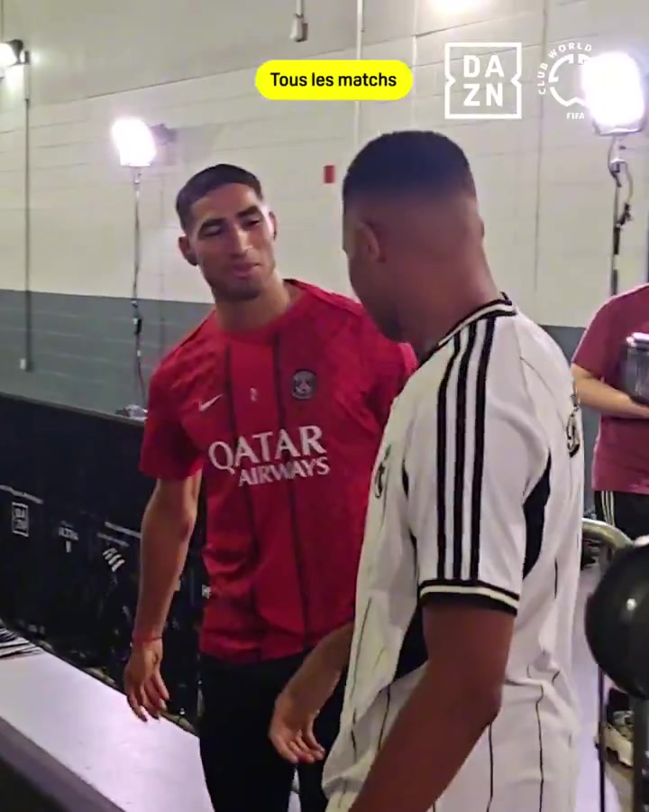 摩洛哥第一深情阿什拉夫和姆巴佩寒暄后者揪了巴黎队徽