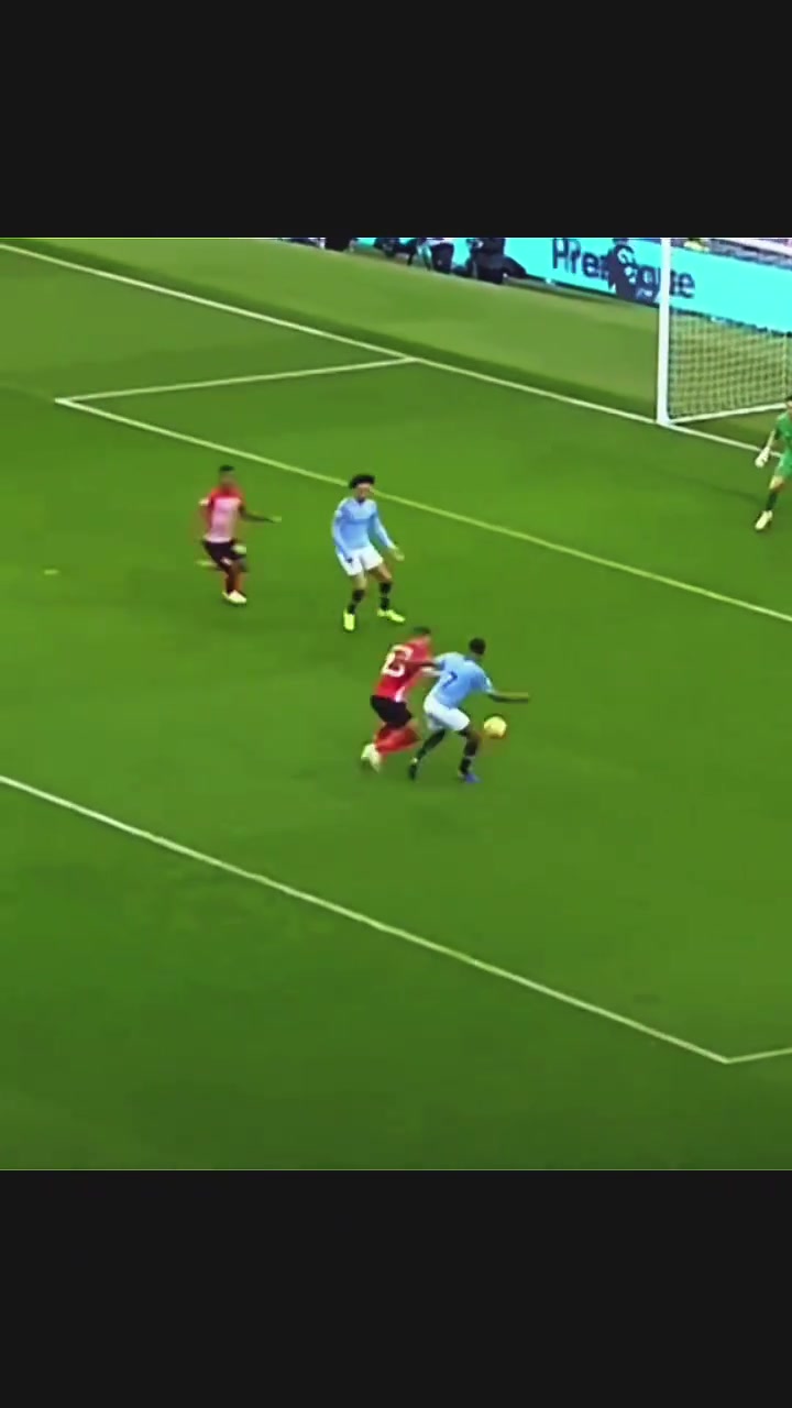 在禁区里玩起来了瓜迪奥拉你们倒是射门啊