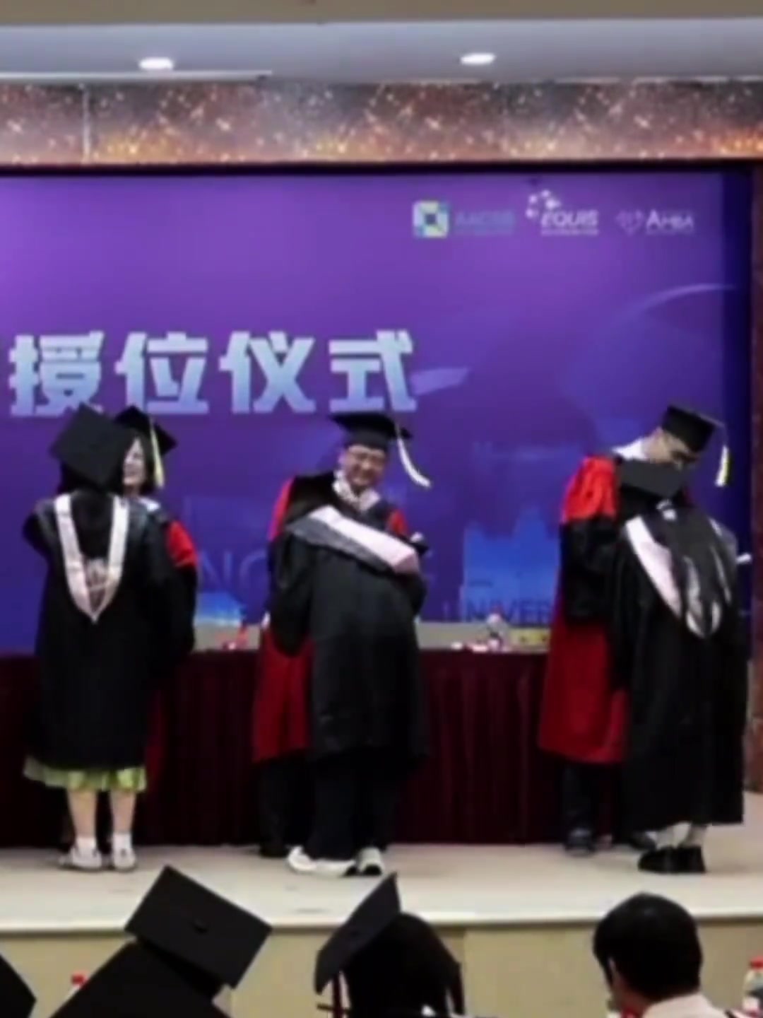 女球迷毕业时让校长举着切尔西旗子如果校长阿森纳或热刺球迷呢