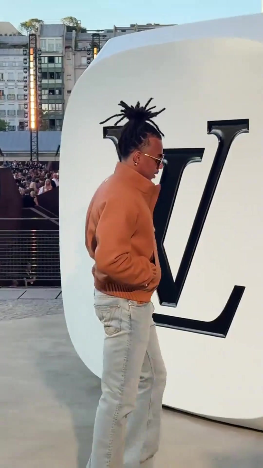 孔德真的不用踢球了已经是各大秀场的座上宾