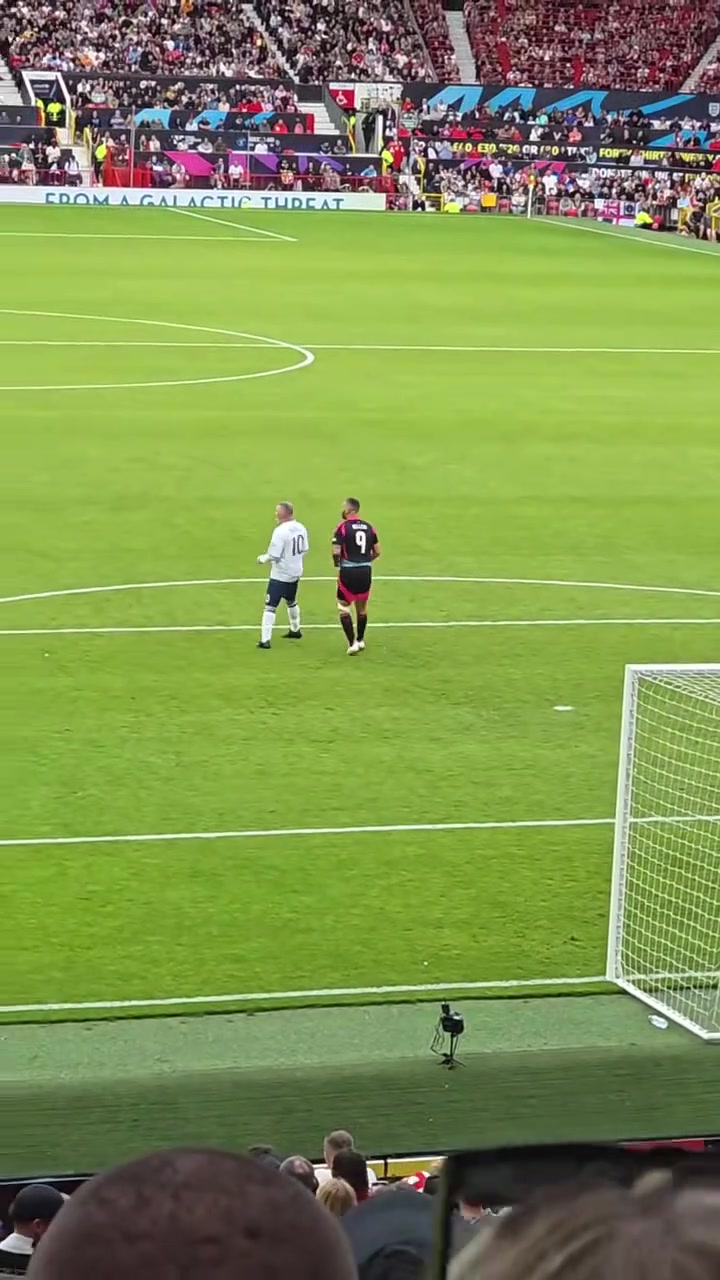 这大肚腩39岁鲁尼慈善赛面对多名女足球员倒地破门