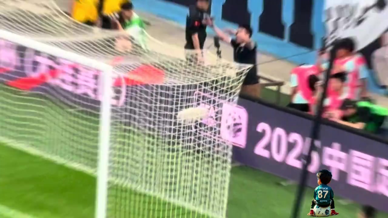 逆天大连英博球童在场边大打出手一人直接被担架抬走了