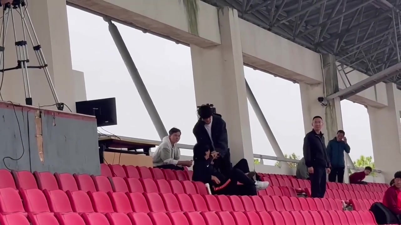 10月5日上海海港B队比赛刘祝润来到现场观赛