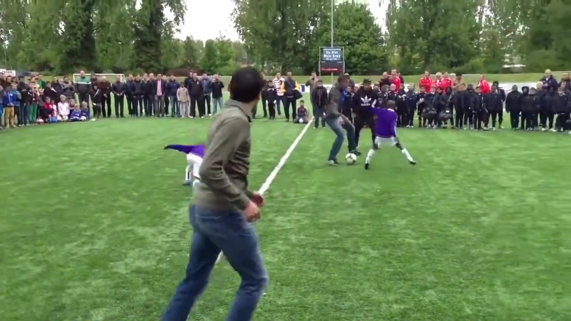 范佩西训小球员去你们的足球梦