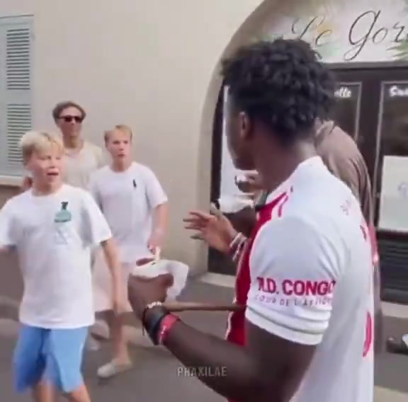 当和甲亢哥走在一起时新一代的年轻人都不认识博格巴