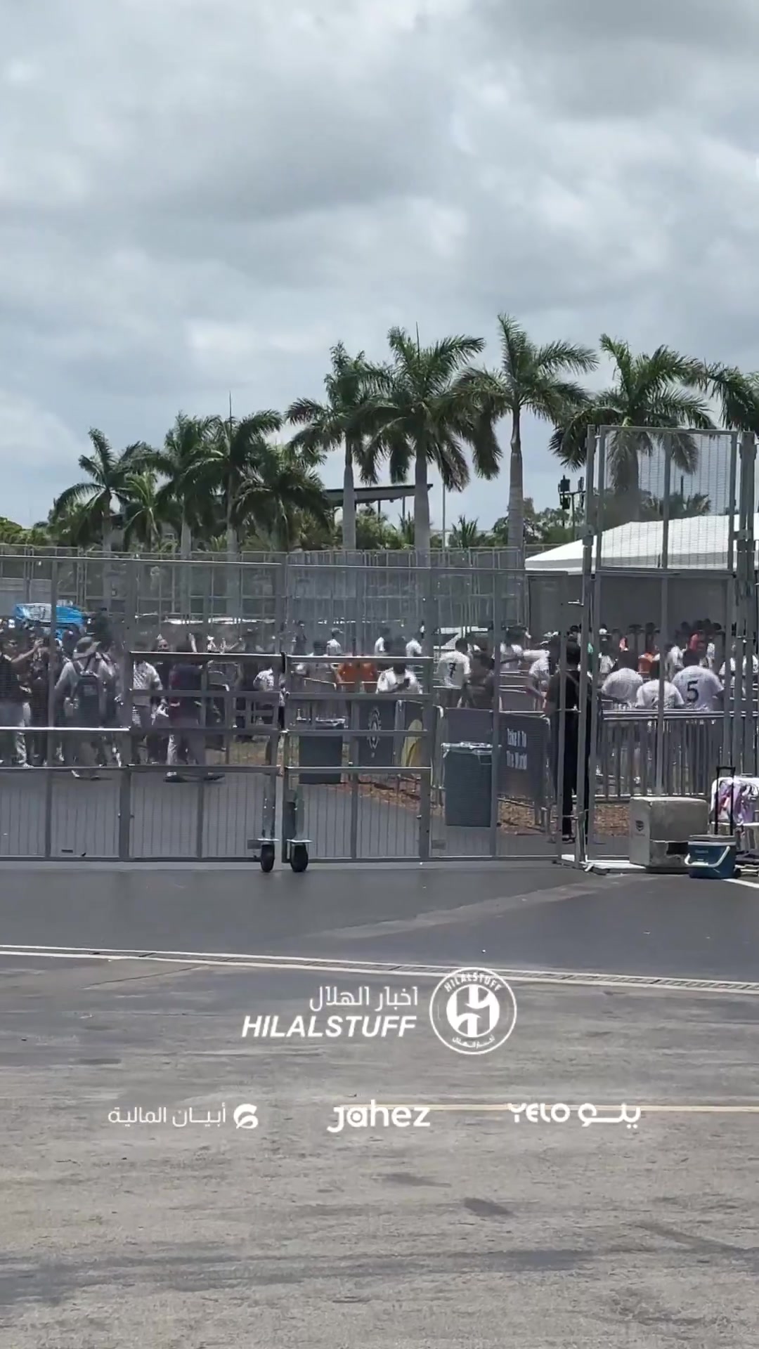 场外闹起来了新月球迷在皇马球迷面前高呼梅西的名字