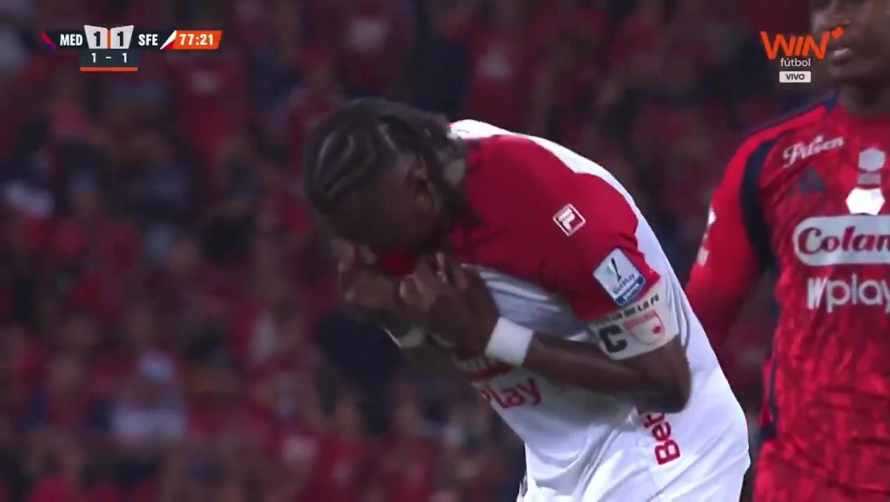 40岁前英超名将拖着伤腿打进绝杀