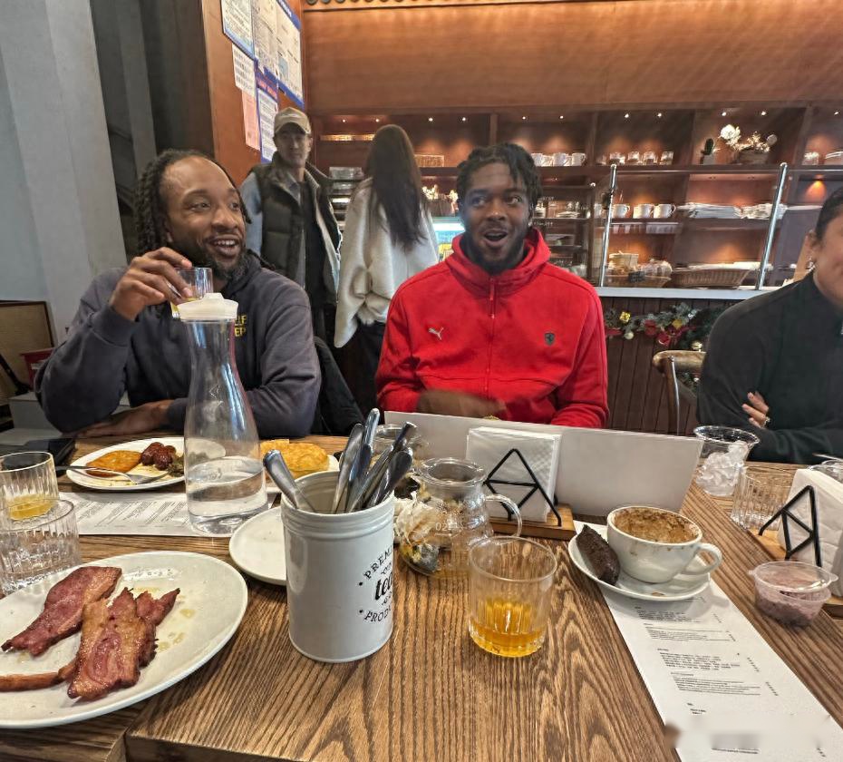 辽宁队内聚餐！赵继伟与华莱士+外援吃西餐，氛围融洽！