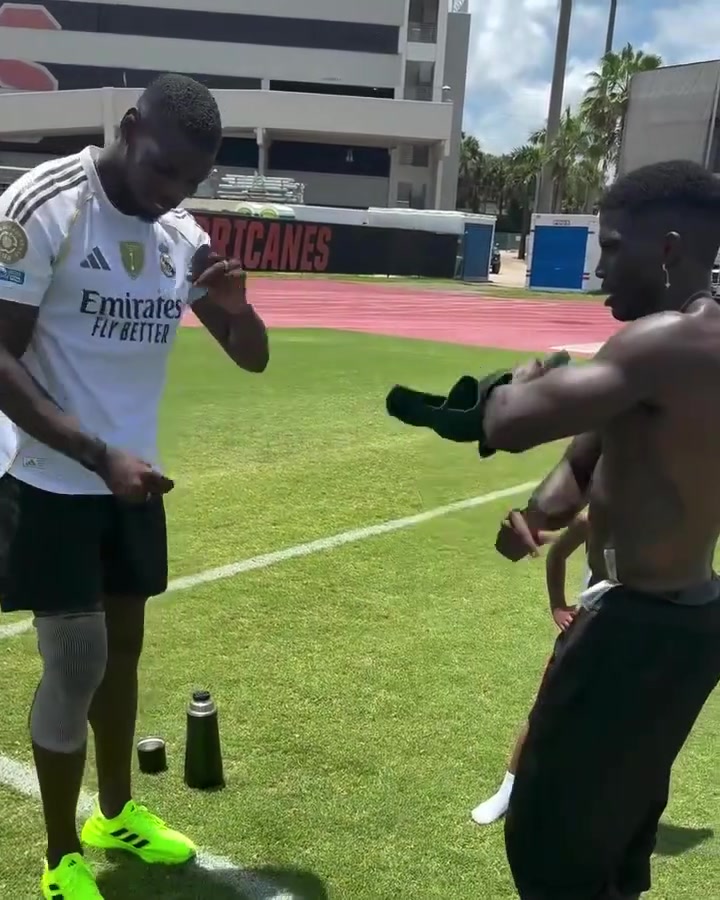 准备回归了博格巴身穿皇马球衣做招牌动作