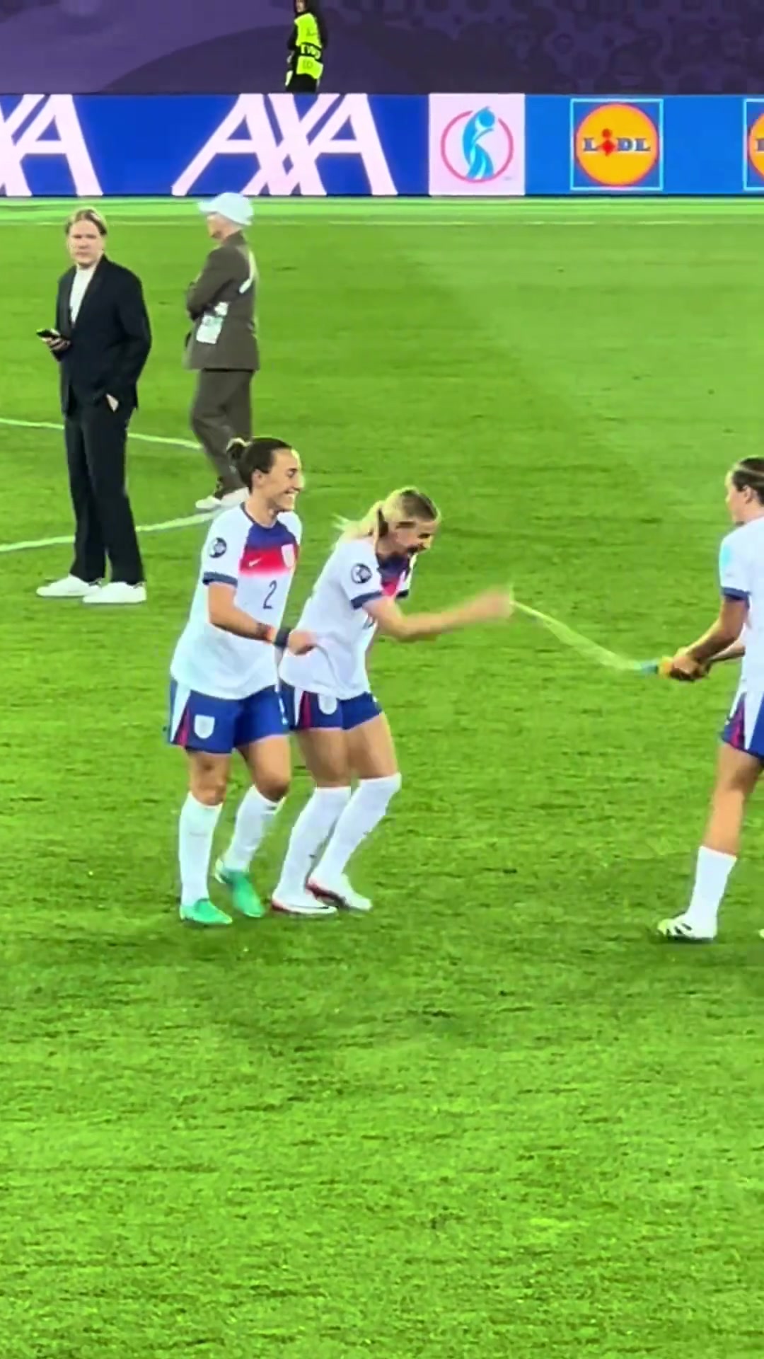 大场面女士凯莉78分钟替补登场造2球帮助英格兰淘汰瑞典女足