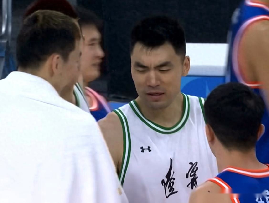 四川胜辽宁！周琦与二哥叙旧，韩德君开心谢幕，四川全队合影留念