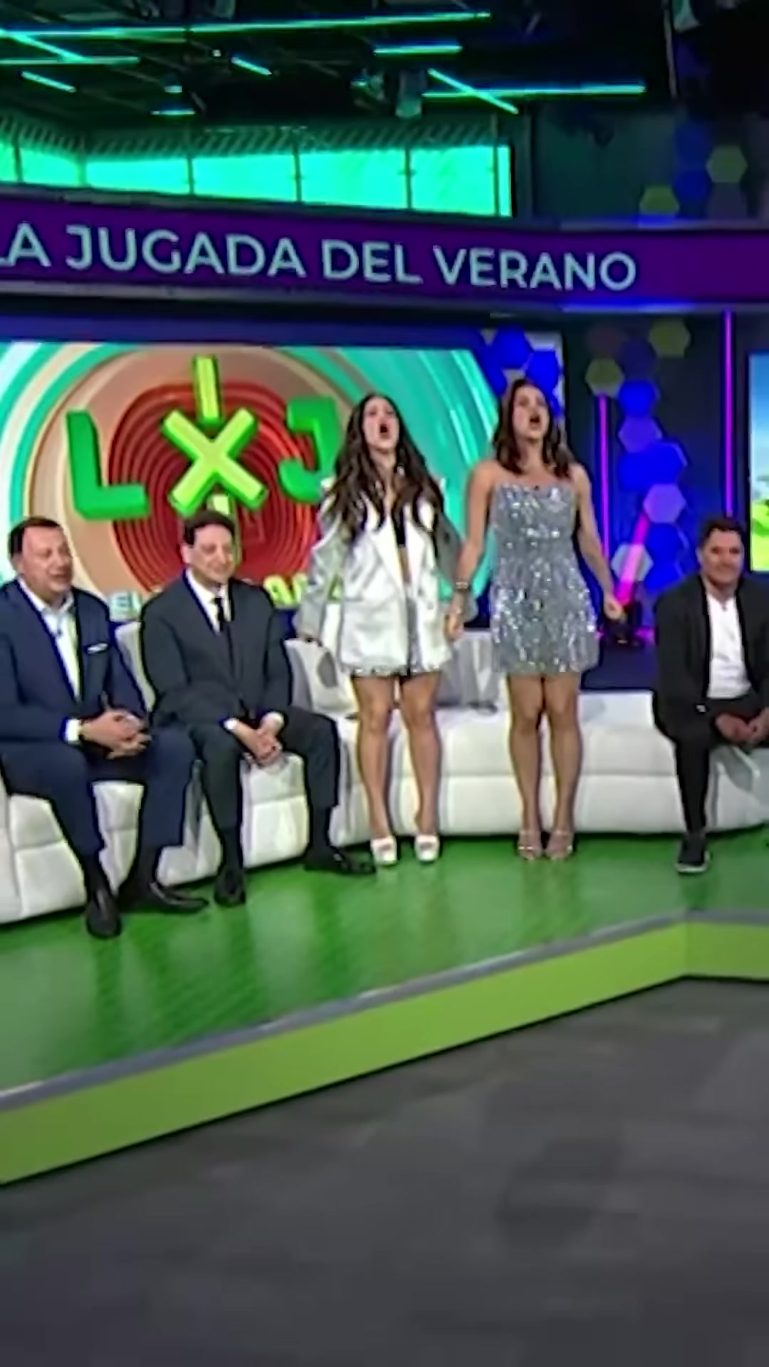 俩美女嘉宾在国外节目上致敬C罗这Siu的真标准啊