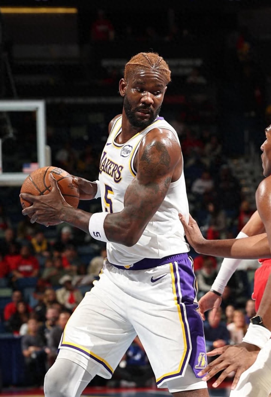 效率生涯新高!艾顿过去三场场均20分13板命中率78.4%