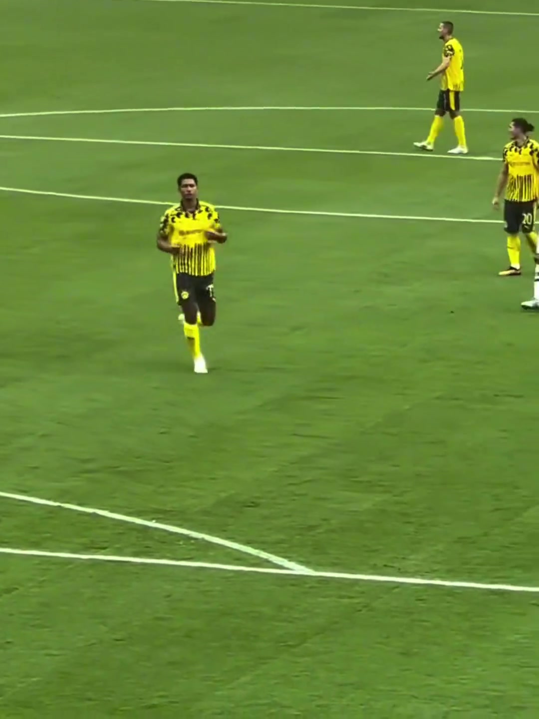 太像了连跑步姿势都一样贝林厄姆19岁弟弟完成多特蒙德首秀