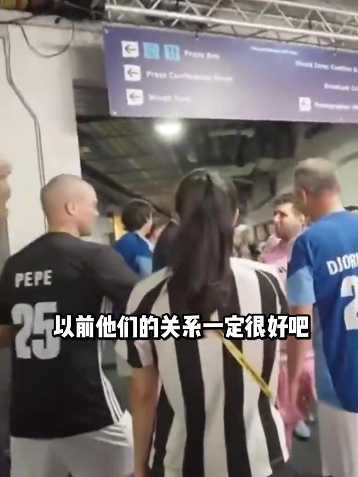 网友恶搞梅西和佩佩握手的时候不会联想到当年的回忆吗